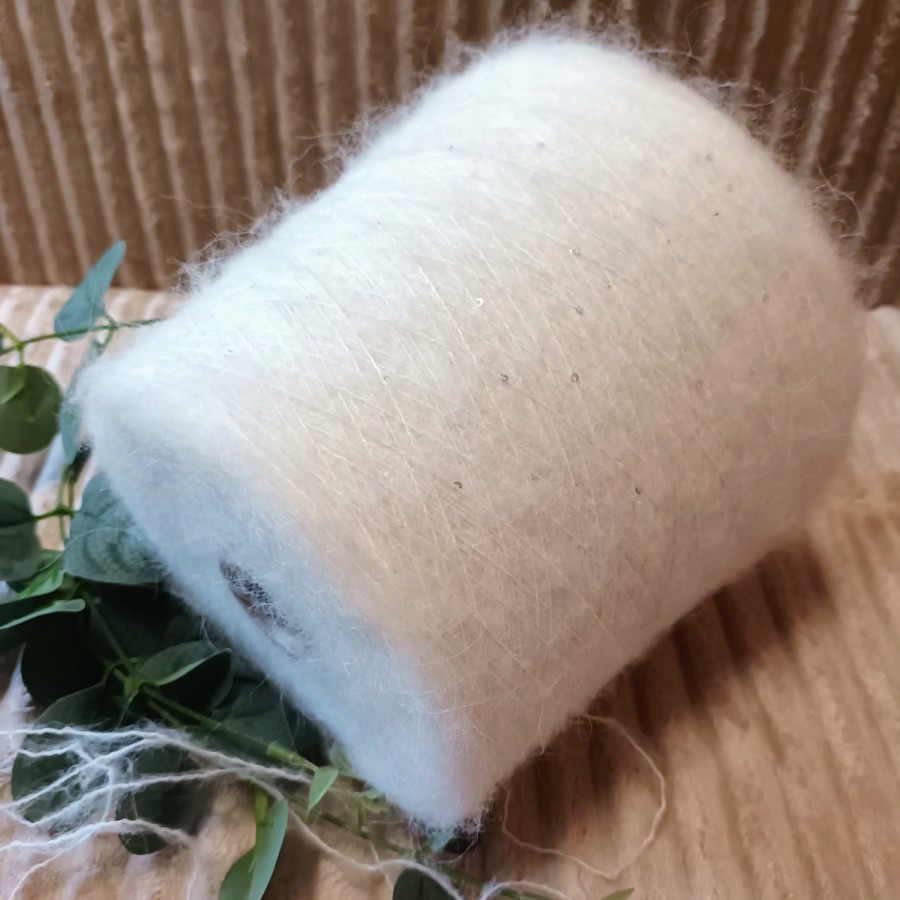 Siūlai su alpakos vilna ir žvyneliais – pieno baltumo (50 g)